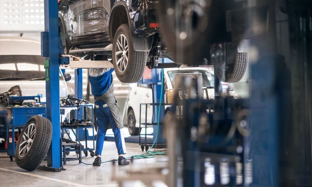 Car Transmission Fluid Flush Warning Symptoms That Drivers Should Understand Early